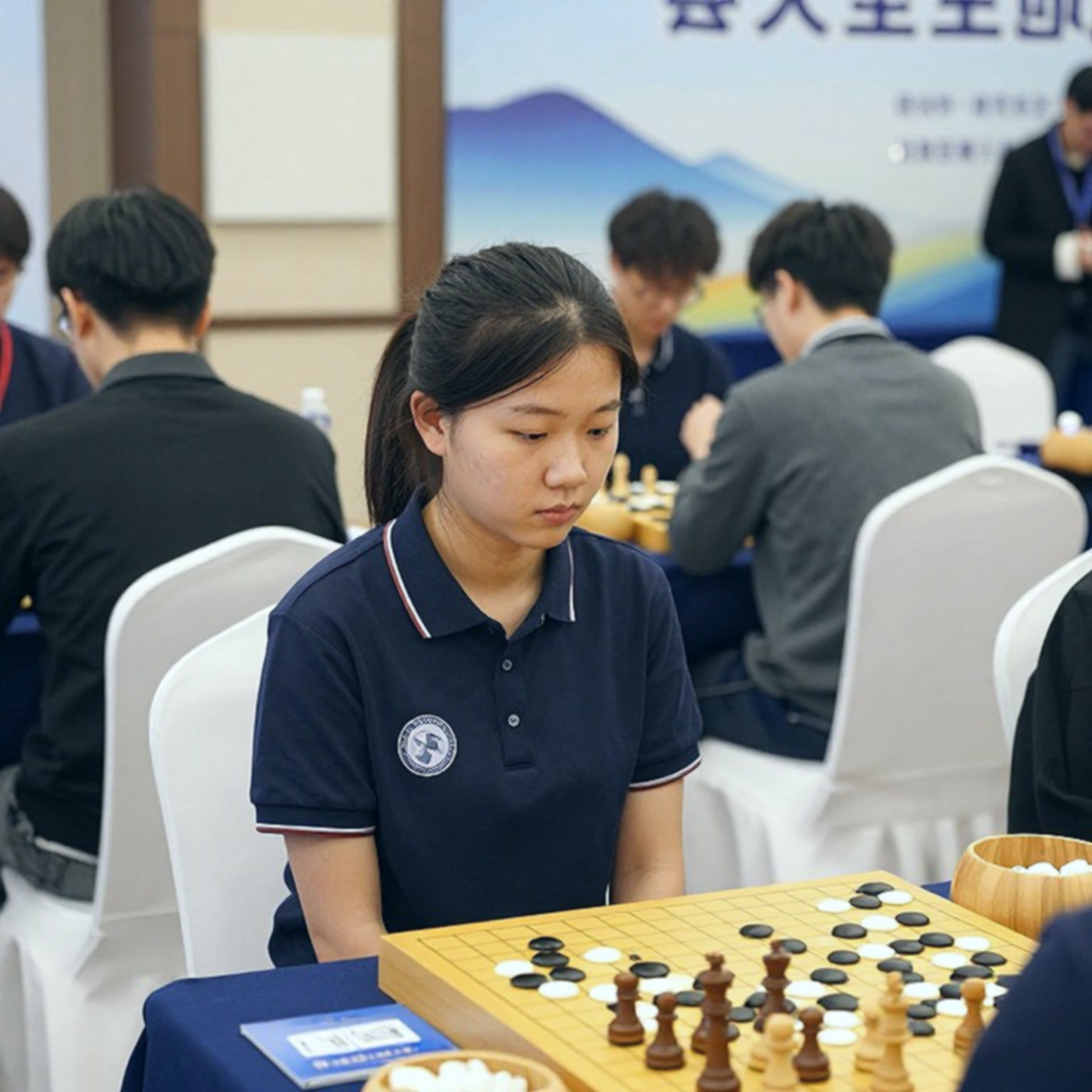 Nepomniachtchi cho Carlsen một khoảnh khắc căng thẳng trước khi vượt qua Sindarov trên thời gian tại GCL 2026