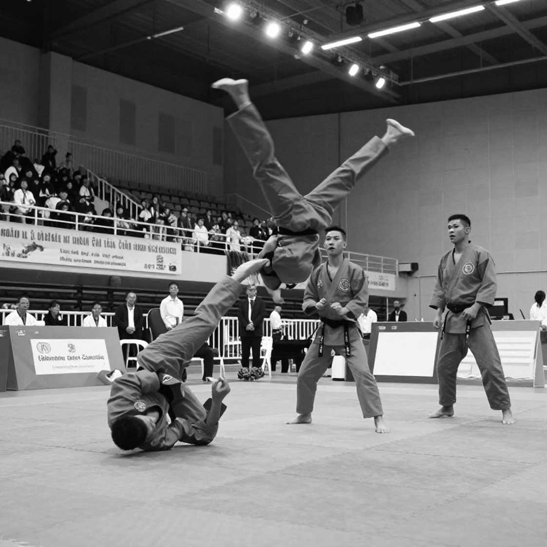 UFC Hạng Nặng: 27 Triều Đại, 28 Năm Và Những Quyết Định Được Đưa Ra Ngoài Lồng Bát Giác