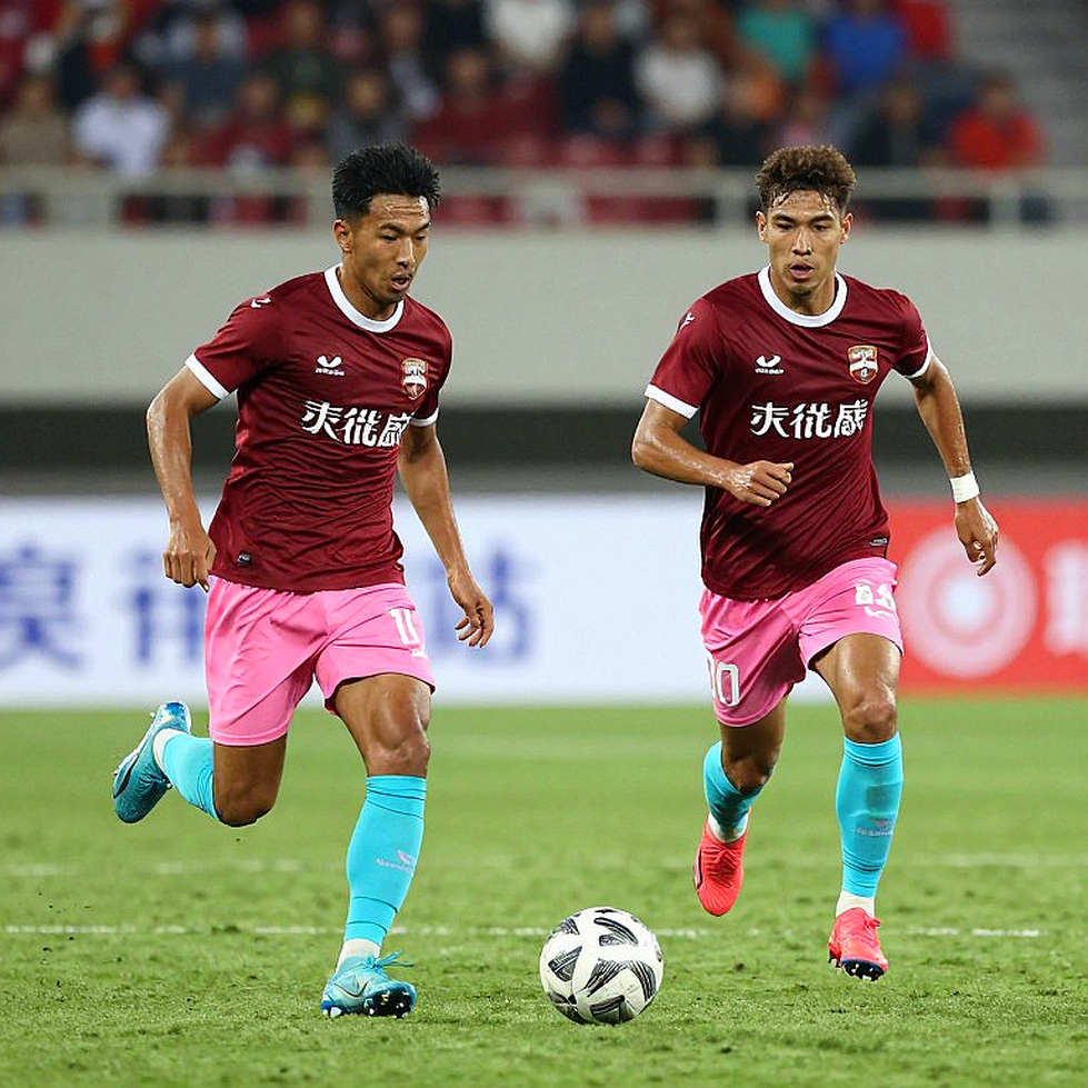 Cậu bé 11 tuổi, 54 bàn thắng và khoảng lặng ở La Masia